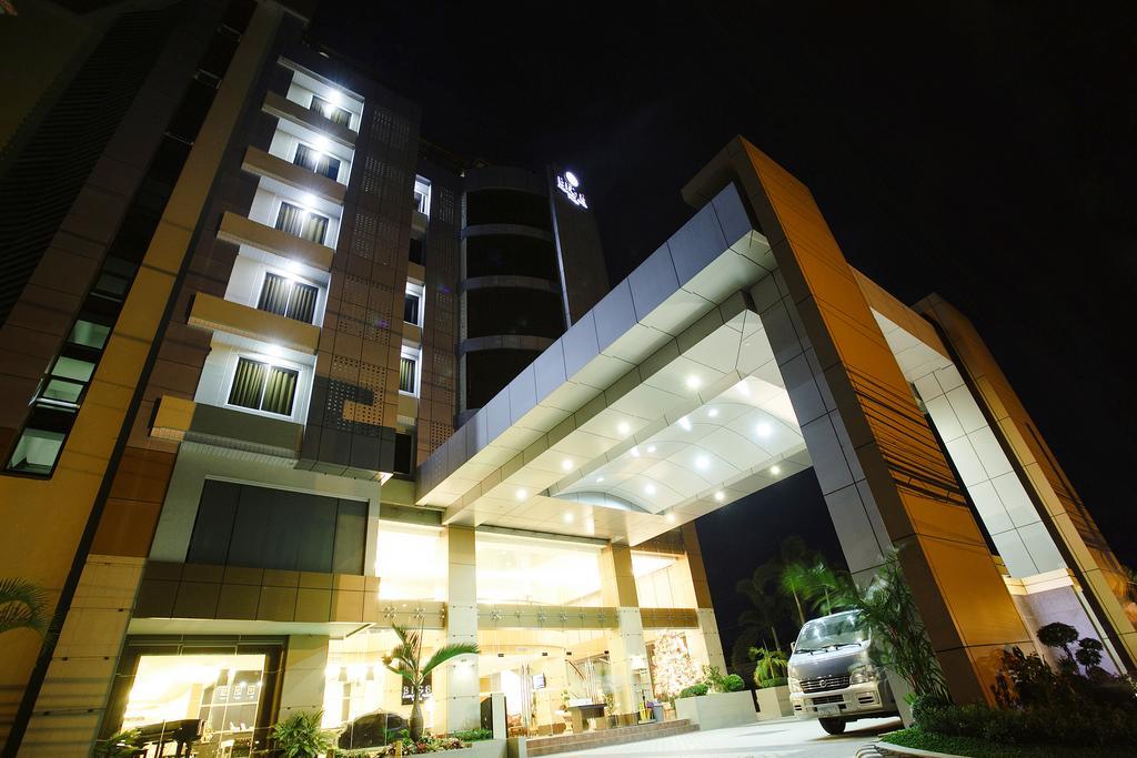 Big 8 Corporate Hotel Tagum Exteriör bild