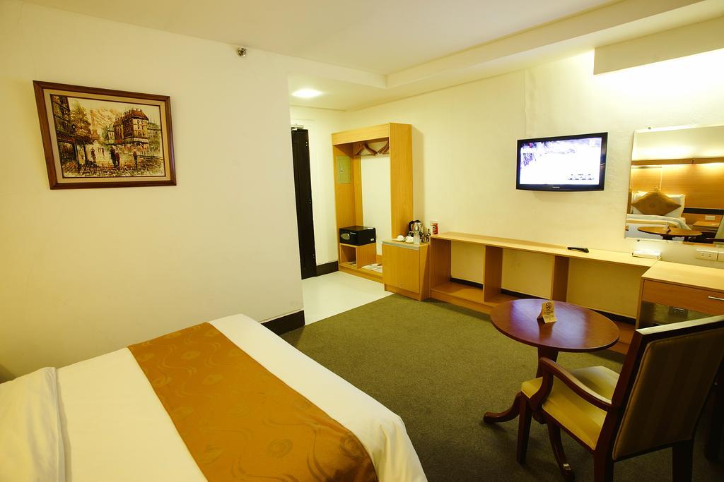 Big 8 Corporate Hotel Tagum Exteriör bild