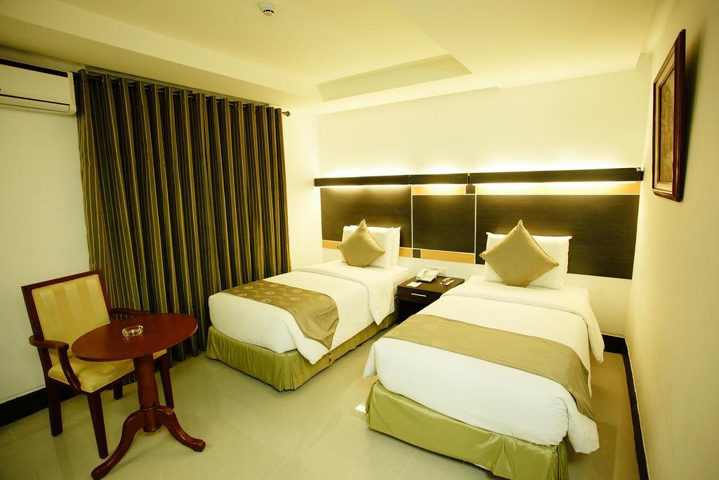 Big 8 Corporate Hotel Tagum Exteriör bild