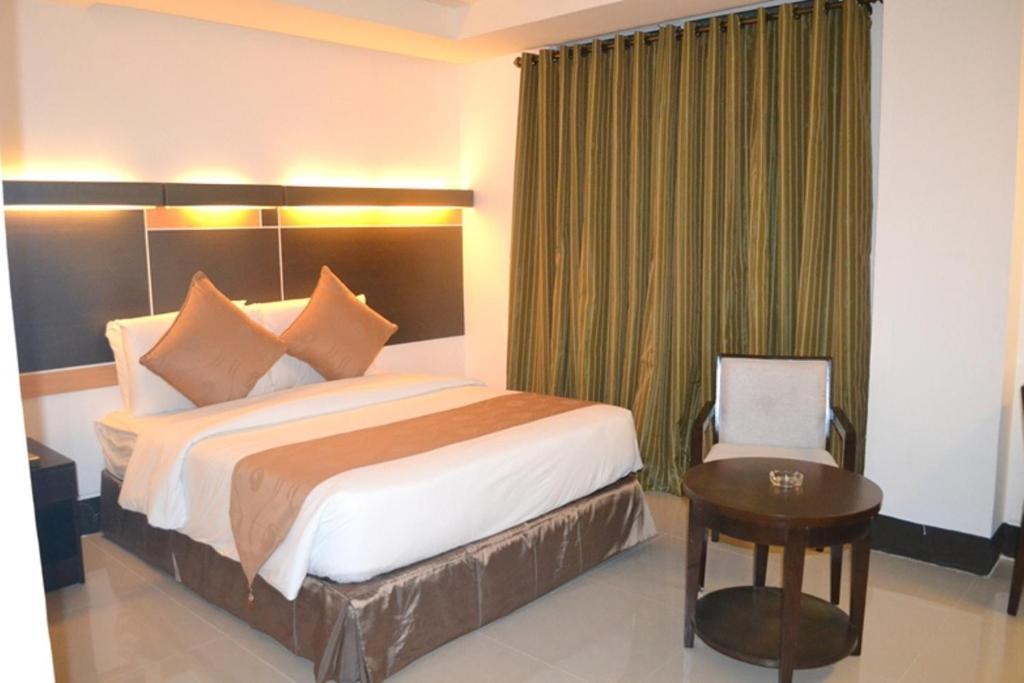 Big 8 Corporate Hotel Tagum Exteriör bild