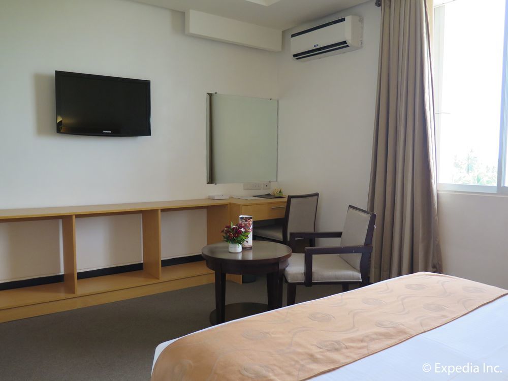 Big 8 Corporate Hotel Tagum Exteriör bild